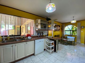 Se vende casa en Sector Residencial Jardin del Este en terreno de 3.300 M2 a pasos de calle Vicente Mendez comuna de Chillán