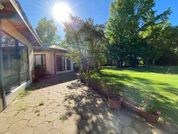 Se vende casa en Sector Residencial Jardin del Este en terreno de 3.300 M2 a pasos de calle Vicente Mendez comuna de Chillán