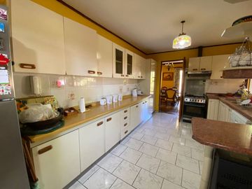 Se vende casa en Sector Residencial Jardin del Este en terreno de 3.300 M2 a pasos de calle Vicente Mendez comuna de Chillán