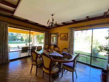 Se vende casa en Sector Residencial Jardin del Este en terreno de 3.300 M2 a pasos de calle Vicente Mendez comuna de Chillán