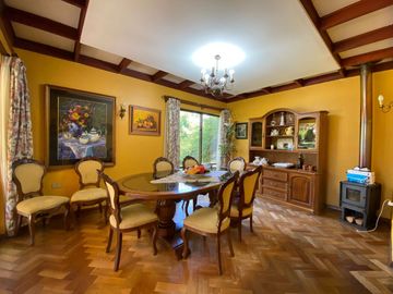 Se vende casa en Sector Residencial Jardin del Este en terreno de 3.300 M2 a pasos de calle Vicente Mendez comuna de Chillán