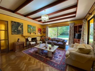 Se vende casa en Sector Residencial Jardin del Este en terreno de 3.300 M2 a pasos de calle Vicente Mendez comuna de Chillán