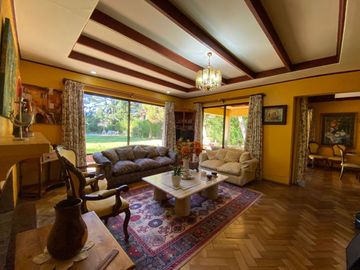 Se vende casa en Sector Residencial Jardin del Este en terreno de 3.300 M2 a pasos de calle Vicente Mendez comuna de Chillán
