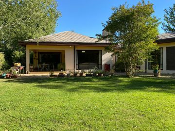 Se vende casa en Sector Residencial Jardin del Este en terreno de 3.300 M2 a pasos de calle Vicente Mendez comuna de Chillán