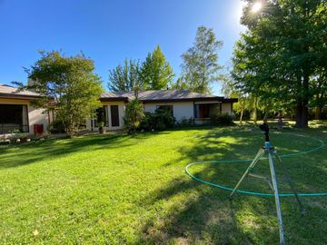 Se vende casa en Sector Residencial Jardin del Este en terreno de 3.300 M2 a pasos de calle Vicente Mendez comuna de Chillán