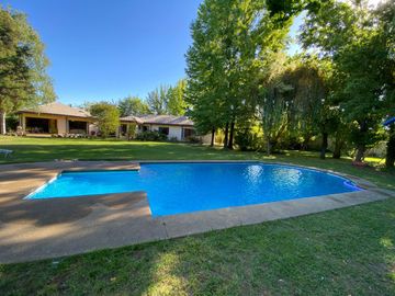 Se vende casa en Sector Residencial Jardin del Este en terreno de 3.300 M2 a pasos de calle Vicente Mendez comuna de Chillán