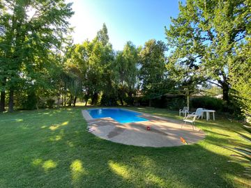 Se vende casa en Sector Residencial Jardin del Este en terreno de 3.300 M2 a pasos de calle Vicente Mendez comuna de Chillán