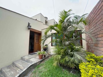 casa rodeada de jardín