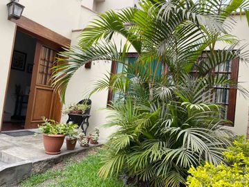 casa rodeada de jardín