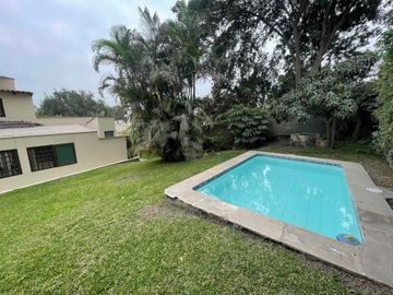 casa rodeada de jardín