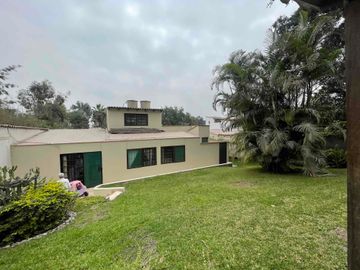 casa rodeada de jardín