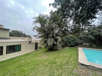 casa rodeada de jardín