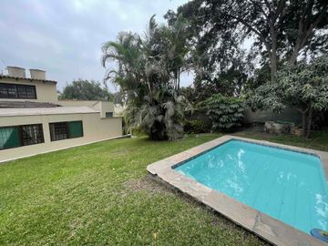 casa rodeada de jardín