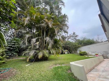 casa rodeada de jardín