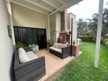 casa rodeada de jardín