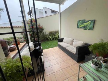 casa rodeada de jardín