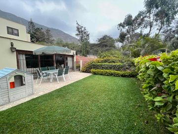 casa rodeada de jardín