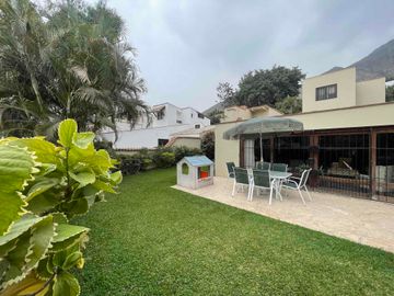 casa rodeada de jardín