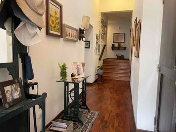 casa rodeada de jardín