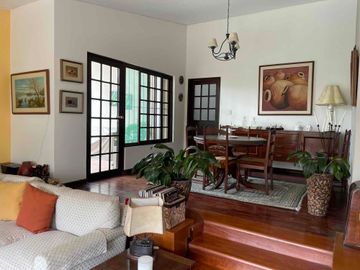 casa rodeada de jardín