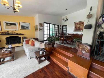 casa rodeada de jardín