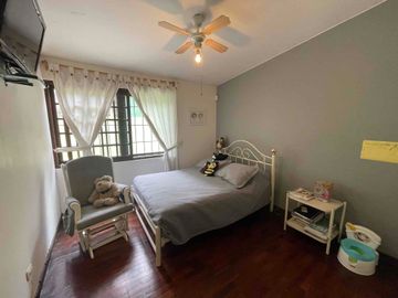 casa rodeada de jardín