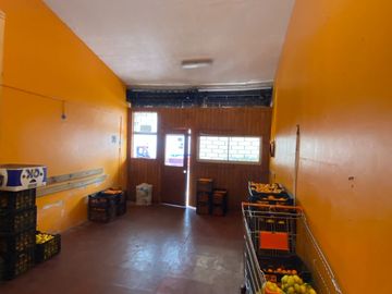 Se vende Local o Bodega comercial en pleno Terminal Rural La Merced a pasos del Mercado Municipal de la comuna de Chillán