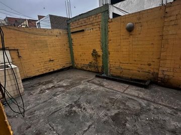 VENTA DE CASA COMO TERRENO (OPORTUNIDAD) LA PERLA ALTA.