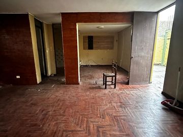 VENTA DE CASA COMO TERRENO (OPORTUNIDAD) LA PERLA ALTA.