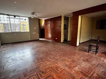 VENTA DE CASA COMO TERRENO (OPORTUNIDAD) LA PERLA ALTA.