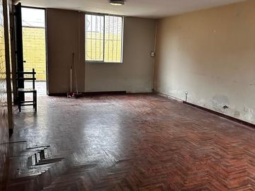 VENTA DE CASA COMO TERRENO (OPORTUNIDAD) LA PERLA ALTA.