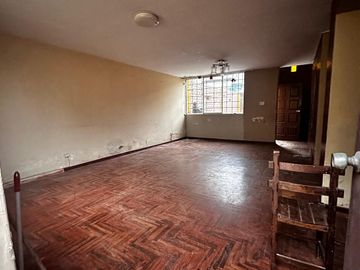 VENTA DE CASA COMO TERRENO (OPORTUNIDAD) LA PERLA ALTA.