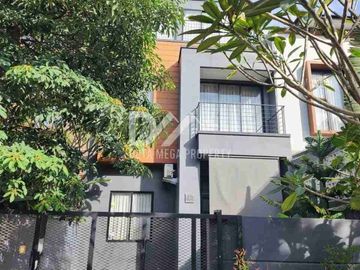 Dijual Rumah 3 Lantai Mewah Siap Huni di BSD Tangerang Selatan