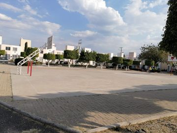 Casa CERCA de plaza PATIO SENDERO QRO
