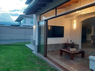 CASA EN VENTA 4 DORMITORIOS URB. SAN JOSÉ DEL VALLE CONOCOTO