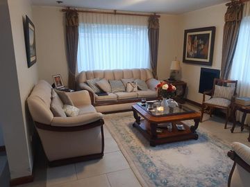 CASA EN VENTA 4 DORMITORIOS URB. SAN JOSÉ DEL VALLE CONOCOTO