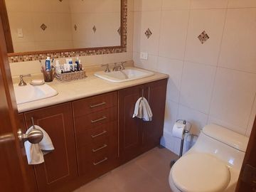 CASA EN VENTA 4 DORMITORIOS URB. SAN JOSÉ DEL VALLE CONOCOTO
