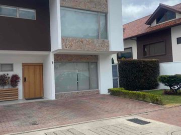 casa en venta dentro de condominio con espacio verde