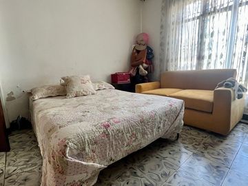 SE VENDE CASA DE UN SOLO PISO EN LAS AMERICAS