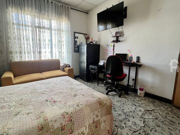 SE VENDE CASA DE UN SOLO PISO EN LAS AMERICAS
