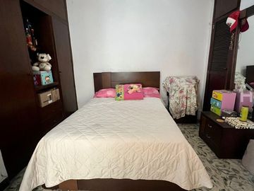 SE VENDE CASA DE UN SOLO PISO EN LAS AMERICAS
