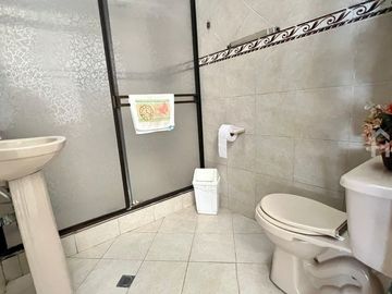 SE VENDE CASA DE UN SOLO PISO EN LAS AMERICAS