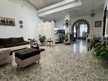 SE VENDE CASA DE UN SOLO PISO EN LAS AMERICAS