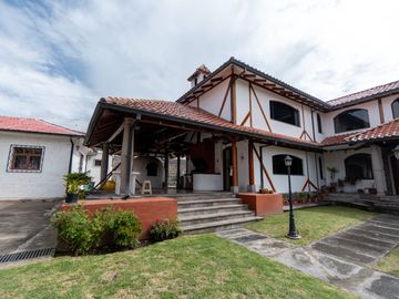 $495.000 - Casa de Venta en Mitad del Mundo – Ideal para Vivienda, Hosteria o Restaurante