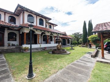 $495.000 - Casa de Venta en Mitad del Mundo – Ideal para Vivienda, Hosteria o Restaurante