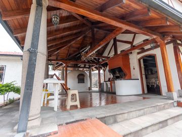 $495.000 - Casa de Venta en Mitad del Mundo – Ideal para Vivienda, Hosteria o Restaurante