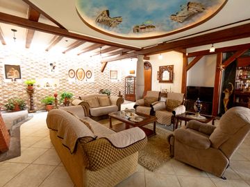 $495.000 - Casa de Venta en Mitad del Mundo – Ideal para Vivienda, Hosteria o Restaurante