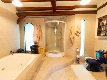 $495.000 - Casa de Venta en Mitad del Mundo – Ideal para Vivienda, Hosteria o Restaurante