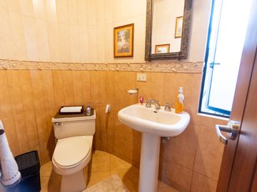 $495.000 - Casa de Venta en Mitad del Mundo – Ideal para Vivienda, Hosteria o Restaurante