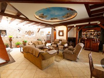 $495.000 - Casa de Venta en Mitad del Mundo – Ideal para Vivienda, Hosteria o Restaurante